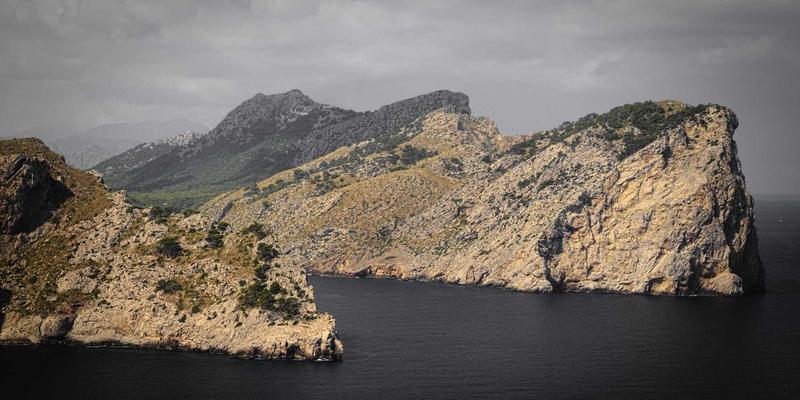 从创意到银幕：电影制片人如何通过全流程管理驾驭广告制作与视觉叙事艺术