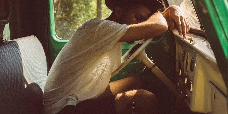 赛博朋克与视觉真实感：影视美术指导如何通过场景、道具与服装构建沉浸世界